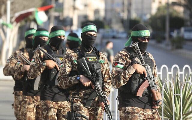 توضيحية: عناصر فلسطينية من كتائب عز الدين القسام ، الجناح العسكري لحركة حماس في مدينة غزة، 21 سبتمبر، 2022. (Attia Muhammed / Flash90) توضيحية: عناصر فلسطينية من كتائب عز الدين القسام ، الجناح العسكري لحركة حماس في مدينة غزة، 21 سبتمبر، 2022. (Attia Muhammed / Flash90)