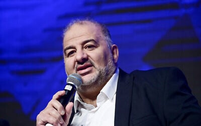 زعيم فصيل "القائمة العربية الموحدة" عضو الكنيست منصور عباس في مؤتمر اتحاد السلطات المحلية في تل أبيب، 7 ديسمبر 2022 (Tomer Neuberg / Flash90)