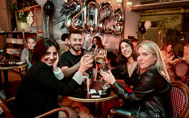 إسرائيليون يحتفلون بالعام الجديد في حانة في تل أبيب، 31 ديسمبر 2022 (Avshalom Sassoni / Flash90)