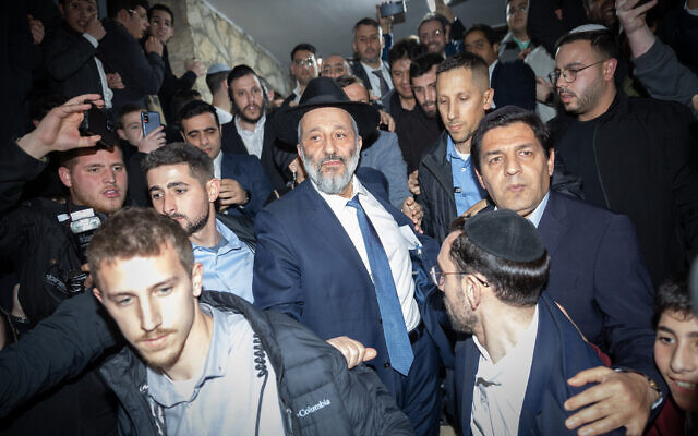 وزير الصحة والداخلية أرييه درعي خارج منزله في القدس، 18 يناير 2023 (Yonatan Sindel / Flash90)