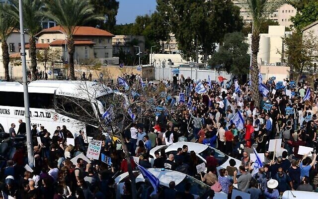 عاملون في قطاع الهايتك يغلقون الشارع احتجاجا على الإصلاح القضائي، تل أبيب، 24 يناير، 2023. (Tomer Neuberg / Flash90) عاملون في قطاع الهايتك يغلقون الشارع احتجاجا على الإصلاح القضائي، تل أبيب، 24 يناير، 2023. (Tomer Neuberg / Flash90)