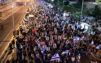 إسرائيليون يحتجون على التغييرات المقترحة في النظام القانوني، في تل أبيب، 28 يناير، 2023. (Tomer Neuberg / Flash90)