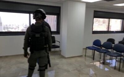 ضباط الشرطة يفرقون اجتماع للجنة أولياء الامور في حي العيسوية بالقدس الشرقية، 7 يناير 2023 (Israel Police)