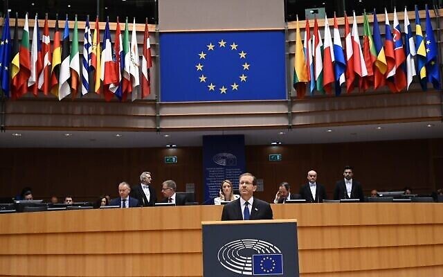 الرئيس يتسحاق هرتسوغ يلقي كلمة أمام البرلمان الأوروبي في بروكسل، في جلسة لإحياء اليوم العالمي لذكرى الهولوكوست، 26 يناير، 2023. (Haim Zach / GPO) الرئيس يتسحاق هرتسوغ يلقي كلمة أمام البرلمان الأوروبي في بروكسل، في جلسة لإحياء اليوم العالمي لذكرى الهولوكوست، 26 يناير، 2023. (Haim Zach / GPO)