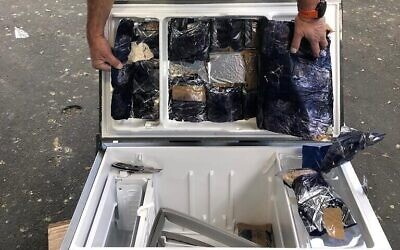 حبوب كبتاغون تم العثور عليها في شحنة ثلاجات مكاتب بطريقها من الضفة الغربية إلى قطاع غزة، 30 يناير 2023 (Defense Ministry)
