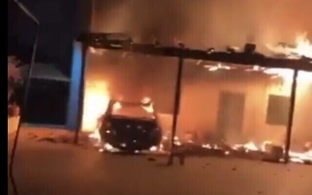 لقطة شاشة من مقطع فيديو لهجوم حرق متعمد في بلدة ترمسعيا الفلسطينية بالضفة الغربية، 29 يناير، 2023. (Twitter. Used in accordance with Clause 27a of the Copyright Law)