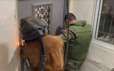 قوات الأمن تغلق منزل خيرؤ علقم، منفذ هجوم  نيفيه يعكوب في القدس، 29 يناير، 2023. (Screen grab / Israel Police)
