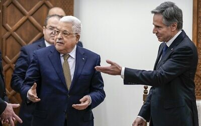 رئيس السلطة الفلسطينية محمود عباس (يسار) يرحب بوزير الخارجية الأمريكي أنتوني بلينكن في مدينة رام الله بالضفة الغربية، 31 يناير 2023 (Majdi Mohammed / Pool / AFP)