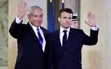 رئيس الوزراء بنيامين نتنياهو (يسار) والرئيس الفرنسي إيمانويل ماكرون (يمين) قبل عشاء عمل في قصر الاليزيه في باريس، 2 فبراير 2023 (Ludovic Marin / AFP)