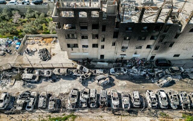 منظر جوي لسيارات تم احراقها ليلا في بلدة حوارة الفلسطينية بالقرب من نابلس في الضفة الغربية، 27 فبراير 2023 (RONALDO SCHEMIDT / AFP) منظر جوي لسيارات تم احراقها ليلا في بلدة حوارة الفلسطينية بالقرب من نابلس في الضفة الغربية، 27 فبراير 2023 (RONALDO SCHEMIDT / AFP)