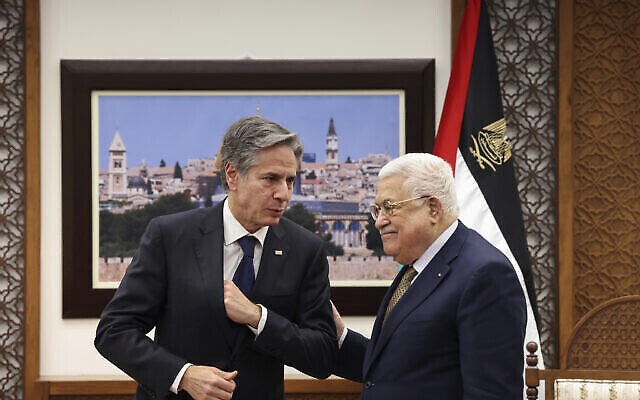 لقاء وزير الخارجية الأمريكي أنتوني بلينكن مع الزعيم الفلسطيني محمود عباس في بلدة رام الله بالضفة الغربية، 31 يناير، 2023. (Ronaldo Schemidt / Pool via AP) لقاء وزير الخارجية الأمريكي أنتوني بلينكن مع الزعيم الفلسطيني محمود عباس في بلدة رام الله بالضفة الغربية، 31 يناير، 2023. (Ronaldo Schemidt / Pool via AP)