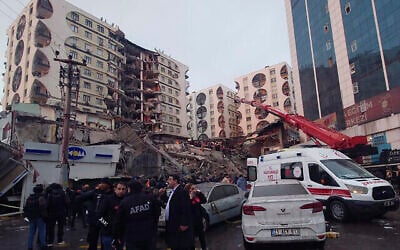 عمال الإنقاذ والفرق الطبية يحاولون الوصول إلى السكان المحاصرين في مبنى منهار في أعقاب الزلزال في ديار بكر، جنوب شرق تركيا، 6 فبراير، 2023. (AP / Mahmut Bozarsan)