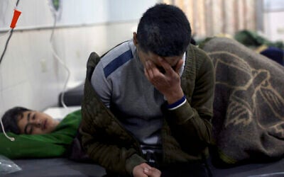 ضحايا الزلزال يتلقون العلاج في مستشفى الرحمة، 6 فبراير، 2023. (AP Photo / Ghaith Alsayed)