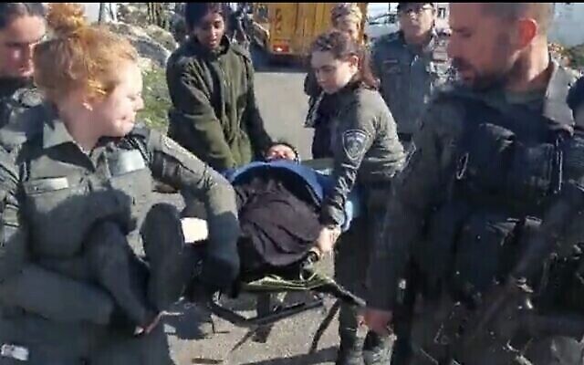 لقطة شاشة من مقطع فيديو لقوات الأمن أثناء إخلاء بؤرة إفياتار الاستيطانية غير القانونية، 27 فبراير، 2023. ((Twitter. Used in accordance with Clause 27a of the Copyright Law.) لقطة شاشة من مقطع فيديو لقوات الأمن أثناء إخلاء بؤرة إفياتار الاستيطانية غير القانونية، 27 فبراير، 2023. ((Twitter. Used in accordance with Clause 27a of the Copyright Law.)