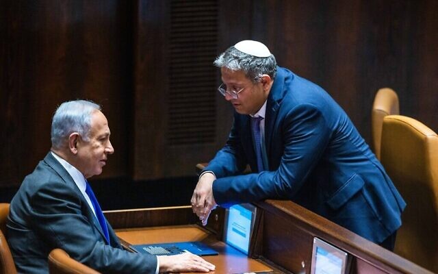 زعيم الليكود، عضو الكنيست بنيامين نتنياهو، مع رئيس حزب "عوتسما يهوديت" إيتمار بن غفير في قاعة الكنيست، 28 ديسمبر، 2022. (Olivier Fitoussi / Flash90) زعيم الليكود، عضو الكنيست بنيامين نتنياهو، مع رئيس حزب "عوتسما يهوديت" إيتمار بن غفير في قاعة الكنيست، 28 ديسمبر، 2022. (Olivier Fitoussi / Flash90)