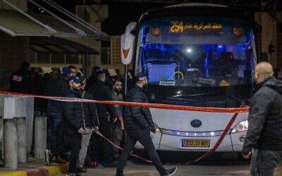 قوات الأمن الإسرائيلية في موقع الهجوم حيث أصيب شرطي من حرس الحدود الإسرائيلي بإصابة حرجة بعد تعرضه للطعن عند حاجز في شعفاط ، القدس الشرقية، 13 فبراير، 2023. توفي الشرطي في وقت لاحق. (Yonatan Sindel / Flash90)