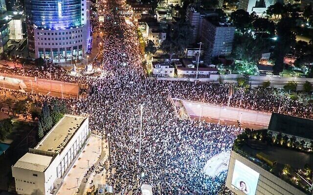 متظاهرون قدّر منظمون أن عددهم بلغ 145 ألفا  يتظاهرون في وسط تل أبيب  في 11 فبراير، 2023 ضد الإصلاحات القضائية المثيرة للجدل التي تعتزم حكومة اليمين المتطرف تمريرها.  (Screenshot of drone footage; used in accordance with clause 27a of the copyright law)