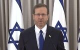 رئيس الدولة يتسحاق هرتسوغ يلقي خطابا للأمة من مكتبه في القدس، 12 فبراير، 2023. (Screenshot / Kan)