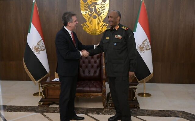 وزير الخارجية إيلي كوهين (يسار) يلتقي بالحاكم السوداني عبد الفتاح البرهان في الخرطوم، 2 فبراير 2023 (Shlomi Amsallem) وزير الخارجية إيلي كوهين (يسار) يلتقي بالحاكم السوداني عبد الفتاح البرهان في الخرطوم، 2 فبراير 2023 (Shlomi Amsallem)