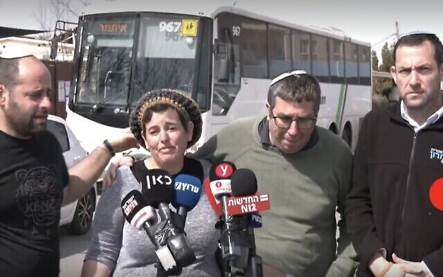 لقطة شاشة من مقطع فيديو لإستي يانيف (وسط الصورة من اليسار) وزوجها شالوم (وسط الصورة من اليمين) يتحدثان عن مقتل ابنيهما في هجوم إطلاق نار وقع في اليوم السابق، 27 فبراير، 2023. (Ynet. Used in accordance with Clause 27a of the Copyright Law) لقطة شاشة من مقطع فيديو لإستي يانيف (وسط الصورة من اليسار) وزوجها شالوم (وسط الصورة من اليمين) يتحدثان عن مقتل ابنيهما في هجوم إطلاق نار وقع في اليوم السابق، 27 فبراير، 2023. (Ynet. Used in accordance with Clause 27a of the Copyright Law)