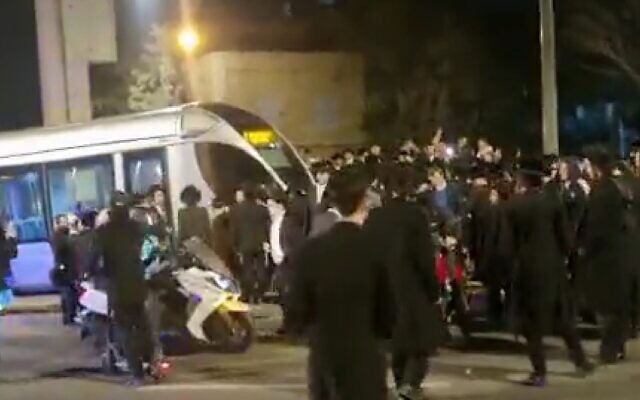 متظاهرون من الحريديم يعترضون طريف القطار الخفيف في القدس، 21 فبراير 2023 (screen capture: Twitter/Yair Levy; Used in accordance with Clause 27a of the Copyright Law) متظاهرون من الحريديم يعترضون طريف القطار الخفيف في القدس، 21 فبراير 2023 (screen capture: Twitter/Yair Levy; Used in accordance with Clause 27a of the Copyright Law)