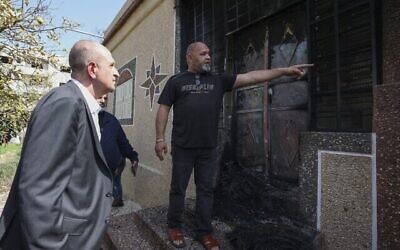 الممثل الأمريكي الخاص للشؤون الفلسطينية هادي عمرو (من اليسار) يتحدث إلى السكان بينما يتفقد الممتلكات الفلسطينية المتضررة خلال زيارة إلى حوارة، 28 فبراير، 2023. (JAAFAR ASHTIYEH / AFP)