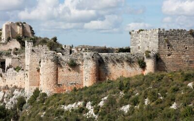 قسم من الجدار الخارجي وأبراج قلعة صلاح الدين، المدرجة على قائمة اليونيسكو للتراث العالمي، في محافظة اللاذقية في سوريا، 7 مارس 2023 (Louai Beshara / AFP)