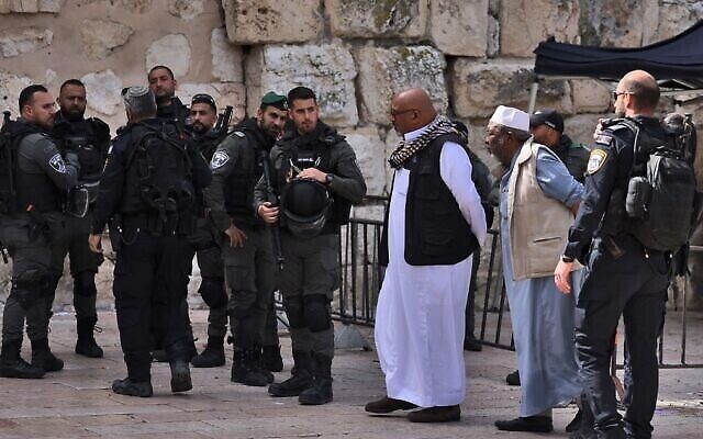 قوات الأمن الإسرائيلية تحرس بينما يتوجه المصلون المسلمون إلى الحرم القدسي لحضور صلاة الجمعة الأولى من شهر رمضان المبارك، في البلدة القديمة بالقدس، 24 مارس، 2023. (Ronaldo Schemidt / AFP) قوات الأمن الإسرائيلية تحرس بينما يتوجه المصلون المسلمون إلى الحرم القدسي لحضور صلاة الجمعة الأولى من شهر رمضان المبارك، في البلدة القديمة بالقدس، 24 مارس، 2023. (Ronaldo Schemidt / AFP)
