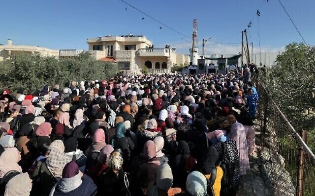 مصلون مسلمون فلسطينيون متوجهون إلى المسجد الأقصى في القدس لحضور صلاة ظهر الجمعة الثانية من شهر رمضان المبارك، ينتظرون عبور حاجز إسرائيلي في مدينة بيت لحم بالضفة الغربية، 31 مارس، 2023. (HAZEM BADER/AFP)