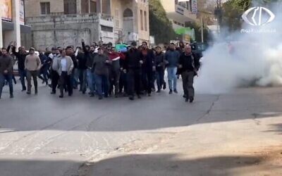 قوات الأمن الفلسطينية تستخدم الغاز المسيل للدموع في جنازة عبد الفتاح حسين خروشة ، الذي تقول إسرائيل إنه المسلح الذي وقف وراء هجوم حوارة، في مدينة نابلس بالضفة الغربية، 8 مارس، 2023. (Twitter video screenshot: used in accordance with Clause 27a of the Copyright Law) قوات الأمن الفلسطينية تستخدم الغاز المسيل للدموع في جنازة عبد الفتاح حسين خروشة ، الذي تقول إسرائيل إنه المسلح الذي وقف وراء هجوم حوارة، في مدينة نابلس بالضفة الغربية، 8 مارس، 2023. (Twitter video screenshot: used in accordance with Clause 27a of the Copyright Law)