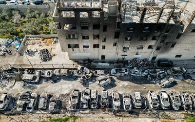 تُظهر هذه الصورة التي التقطت في 27 فبراير 2023 من الجو ساحة خردة حيث تم حرق سيارات ليلا في بلدة حوارة الفلسطينية بالقرب من نابلس في الضفة الغربية. (RONALDO SCHEMIDT / AFP) تُظهر هذه الصورة التي التقطت في 27 فبراير 2023 من الجو ساحة خردة حيث تم حرق سيارات ليلا في بلدة حوارة الفلسطينية بالقرب من نابلس في الضفة الغربية. (RONALDO SCHEMIDT / AFP)