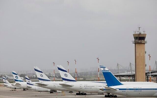 توضيحية: طائرات إل عال متوقفة في مطار بن غوريون بالقرب من تل أبيب، 10 مارس، 2020. (AP Photo / Ariel Schalit / File) توضيحية: طائرات إل عال متوقفة في مطار بن غوريون بالقرب من تل أبيب، 10 مارس، 2020. (AP Photo / Ariel Schalit / File)