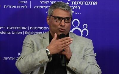 رئيس بلدية رهط عطا أبو مديغم يتحدث في مؤتمر في جامعة رايخمان في هرتسليا، 5 يناير، 2022. (Tomer Neuberg / Flash90)