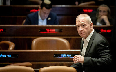 وزير الدفاع يوآف غالانت في جلسة للهيئة العامة  للكنيست في القدس، 22 مارس، 2023. (Yonatan Sindel / Flash90)