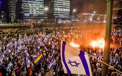 الإسرائيليون يغلقون طريق أيالون السريع في تل أبيب خلال احتجاج على الإصلاح القضائي المخطط للحكومة الإسرائيلية، بعد ساعات من إقالة رئيس الوزراء بنيامين نتنياهو لوزير الدفاع يوآف غالانت بعد أن طلب الأخير وقف الجهود التشريعية، 26 مارس 2023 (Avshalom Sassoni/Flash90)