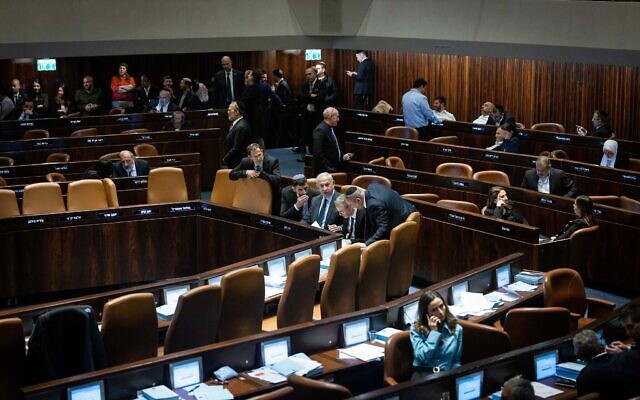 رئيس الوزراء بنيامين نتنياهو (وسط) في قاعة الكنيست، في القدس، 27 مارس 2023 (Yonatan Sindel / Flash90) رئيس الوزراء بنيامين نتنياهو (وسط) في قاعة الكنيست، في القدس، 27 مارس 2023 (Yonatan Sindel / Flash90)