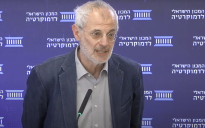 البروفيسور غابور هالماي، باحث دستوري من مركز روبرت شومان للدراسات المتقدمة في معهد الجامعة الأوروبية، يتحدث في مؤتمر عقده المعهد الإسرائيلي للديمقراطية في القدس، 26 مارس، 2023. (Oded Karni)