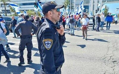 الشرطة تراقب مظاهرة في حيفا، 16 مارس، 2023. (Israel Police)