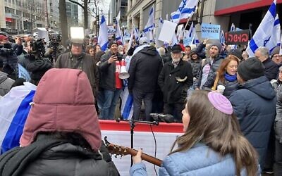 يهود أمريكيون ومغتربون إسرائيليون يتظاهرون ضد وزير المالية بتسلئيل سموتريتش خارج فندق جراند حياة في واشنطن، 12 مارس، 2023. (Jacob Magid / Times of Israel)