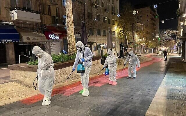 خلال ليل الأربعاء، 15 مارس،  رش عشرات المتظاهرين الطريق المؤدية من المجمع الروسي  إلى المحكمة العليا بالقدس باللون الأحمر ، في خطوة تهدف إلى تمثيل الصلة التي لا  يمكن فصلها بين النظام القضائي المستقل وحرية التعبير .(Courtesy Amir Goldstein)