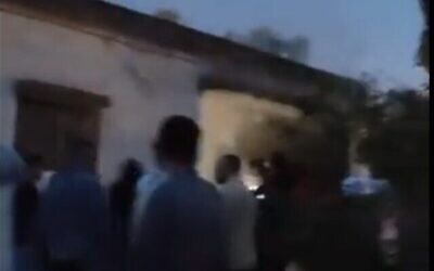 لقطة شاشة من مقطع فيديو لهجوم مستوطنين مزعوم على منزل في قرية سنجل الفلسطينية بالضفة الغربية ، 26 مارس، 2023. (Twitter. Used in accordance with Clause 27a of the Copyright Law.)