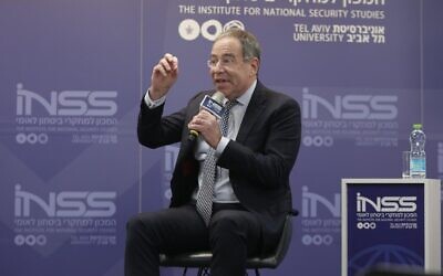 السفير الأمريكي لدى إسرائيل توم نايدز يتحدث في مؤتمر معهد دراسات الأمن القومي في تل أبيب، 28 فبراير 2023 (Yair Valer)