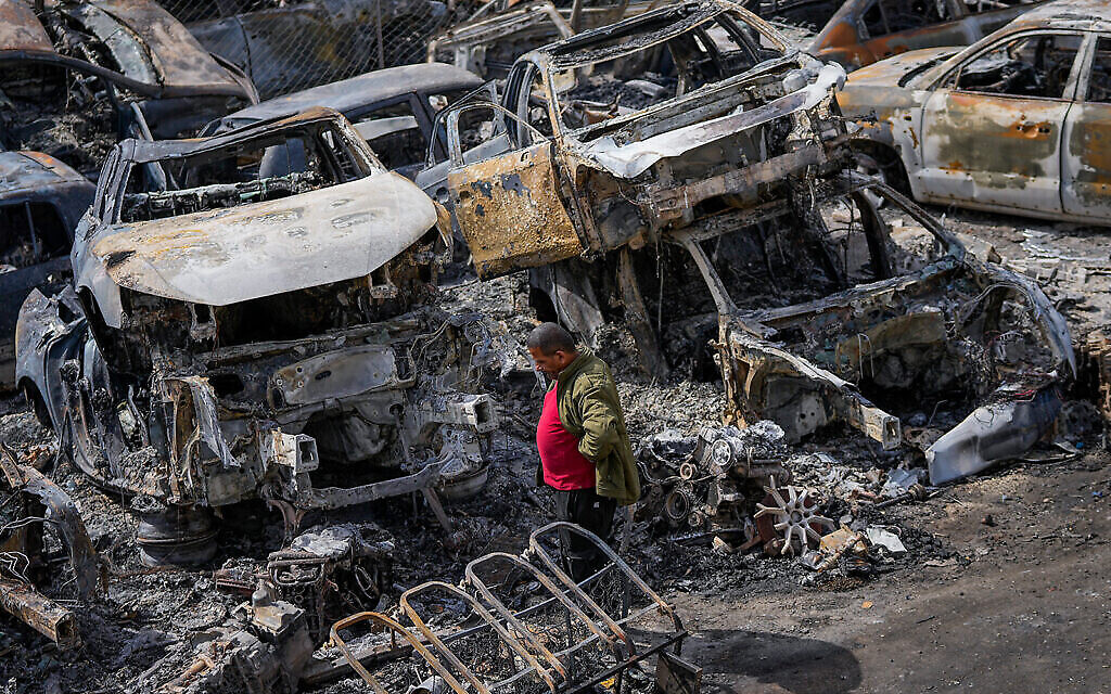 فلسطيني يسير بين سيارات محترقة في ساحة خردة بعد أعمال شغب نفذها مستوطنون في بلدة حوارة بالقرب من مدينة نابلس بالضفة الغربية، 27 فبراير، 2023. (AP Photo / Ohad Zwigenberg) فلسطيني يسير بين سيارات محترقة في ساحة خردة بعد أعمال شغب نفذها مستوطنون في بلدة حوارة بالقرب من مدينة نابلس بالضفة الغربية، 27 فبراير، 2023. (AP Photo / Ohad Zwigenberg)