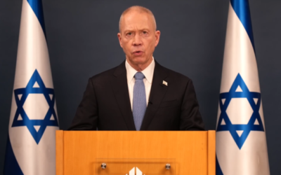 وزير الدفاع يوآف غالانت يتحدث في خطاب متلفز في 25 مارس، 2023. (Courtesy)