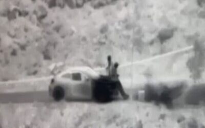لقطة شاشة من مقطع فيديو يظهر قنبلة كريهة الرائحة (أسفل اليمين) تنفجر بجانب عناصر حزب الله وهم يصوبون أشعة الليزر عبر الحدود من لبنان إلى إسرائيل (Channl 12. Used in accordance with Clause 27a of the Copyright Law)