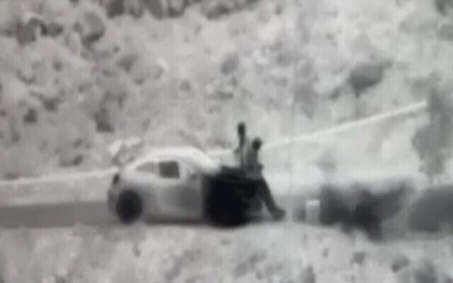 لقطة شاشة من مقطع فيديو يظهر قنبلة كريهة الرائحة (أسفل اليمين) تنفجر بجانب عناصر حزب الله وهم يصوبون أشعة الليزر عبر الحدود من لبنان إلى إسرائيل (Channl 12. Used in accordance with Clause 27a of the Copyright Law) لقطة شاشة من مقطع فيديو يظهر قنبلة كريهة الرائحة (أسفل اليمين) تنفجر بجانب عناصر حزب الله وهم يصوبون أشعة الليزر عبر الحدود من لبنان إلى إسرائيل (Channl 12. Used in accordance with Clause 27a of the Copyright Law)