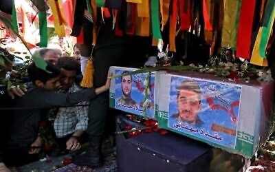 مشيعون يحضرون جنازة اثنين من عناصر قوات الحرس الثوري الإيراني اللذين قُتلا في غارة جوية  إسرائيلية مزعومة في سوريا، طهران، 4 أبريل، 2023. (ATTA KENARE / AFP)