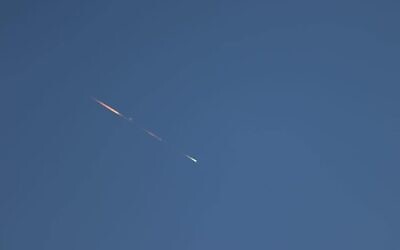 نيزك ساطع يظهر في أجواء إسرائيل، 15 أبريل 2023 (Courtesy of Ofer Gabzo via the Israeli Astronomical Association; used in accordance with Clause 27a of the Copyright Law)