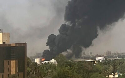 تصاعد الدخان فوق المباني السكنية في الخرطوم في 16 أبريل، مع احتدام القتال في السودان لليوم الثاني في المعارك بين الجنرالين المتناحرين.  قائد الجيش عبد الفتاح البرهان ونائبه محمد حمدان دقلو قائد قوات الدعم السريع شبه العسكرية المدججة بالسلاح، حيث يتهم كل منهما الآخر ببدء القتال.( AFP)