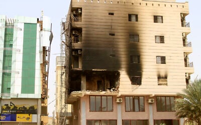 تظهر هذه الصورة مبنى تضرر خلال معارك بين قوات جنرالين سودانيين متناحرين في الجزء الجنوبي من الخرطوم ، 23 أبريل 2023.  (AFP)